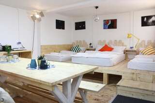 Хостелы 4 Gara de Nord Poshtel Бухарест Четырехместный номер с собственной ванной комнатой-1