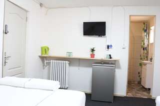 Хостелы 4 Gara de Nord Poshtel Бухарест Трехместный номер с собственной ванной комнатой-3