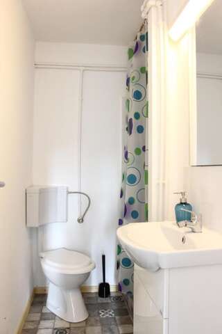 Хостелы 4 Gara de Nord Poshtel Бухарест Двухместный номер с 1 кроватью и собственной ванной комнатой-6