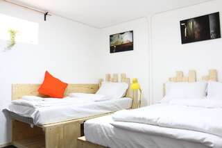 Хостелы 4 Gara de Nord Poshtel Бухарест Трехместный номер с собственной ванной комнатой-4