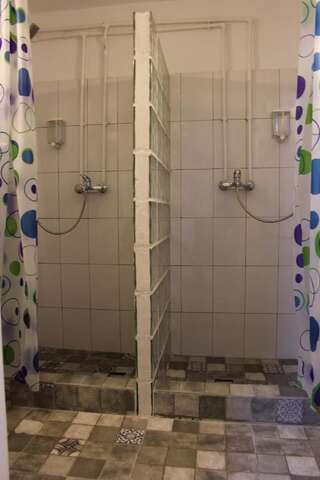 Хостелы 4 Gara de Nord Poshtel Бухарест Четырехместный номер с собственной ванной комнатой-8