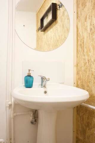 Хостелы 4 Gara de Nord Poshtel Бухарест Четырехместный номер с собственной ванной комнатой-12