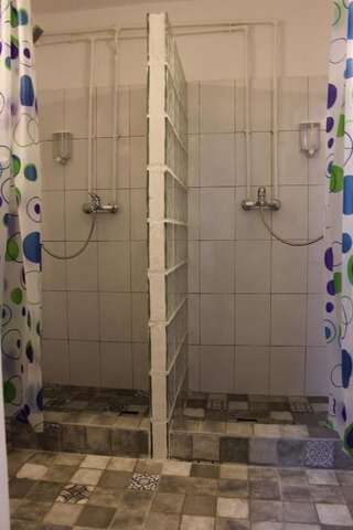 Хостелы 4 Gara de Nord Poshtel Бухарест Четырехместный номер с собственной ванной комнатой-13