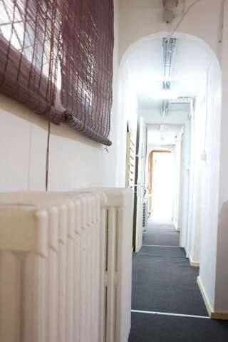 Хостелы 4 Gara de Nord Poshtel Бухарест Четырехместный номер с собственной ванной комнатой-17