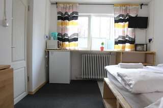 Хостелы 4 Gara de Nord Poshtel Бухарест Двухместный номер с 1 кроватью и собственной ванной комнатой-5